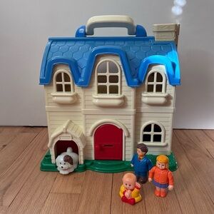 1999 Redbox Folding Carry Dollhouse
#22307, With Family: Mom, Dad, Baby, Dog